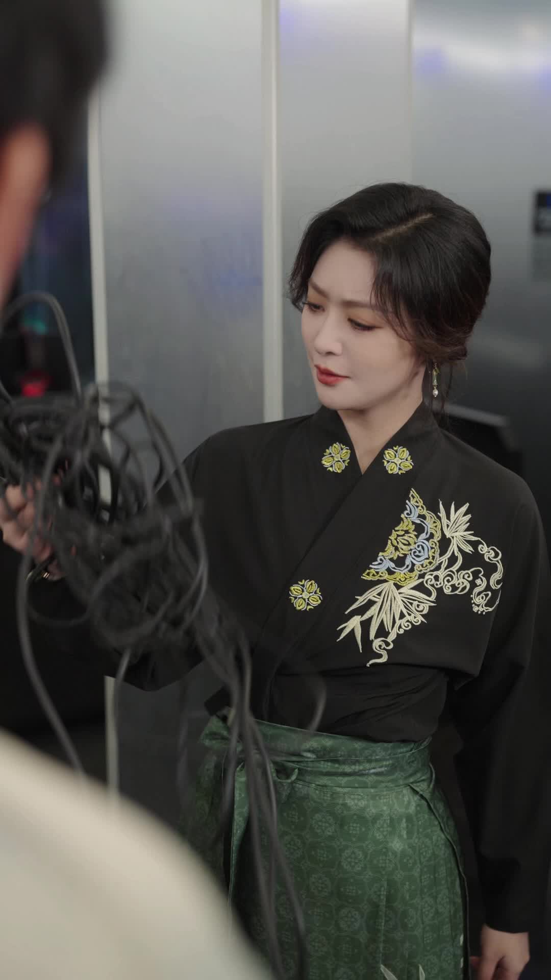 天下大将軍と地下女将軍 エピソード7 - 女将軍、華麗なる転生！ 現代で再び旗を揚げる | ReelShort